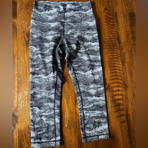 Lululemon Wunder Under
Crop (Hi-Rise) (21")
Luon Hazy Days Black White - Picture 3 of 6